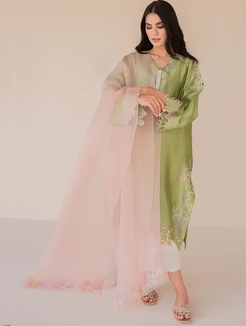 FAMININE FASHION HUB